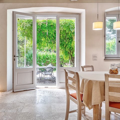 Open the terrace doors and gather around the table for beautiful meals