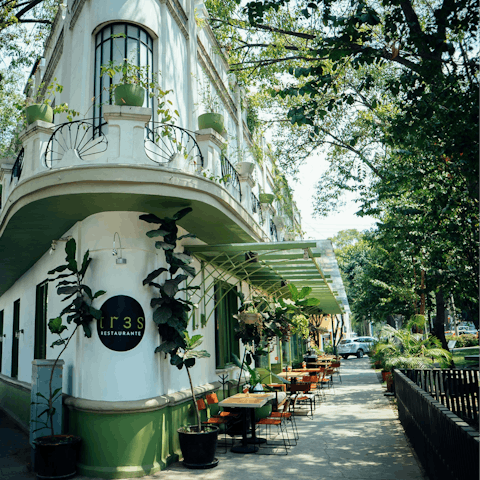 Take a pause and savour delicious local food and drinks