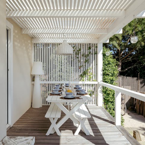 Host alfresco dinners under the chic pergola