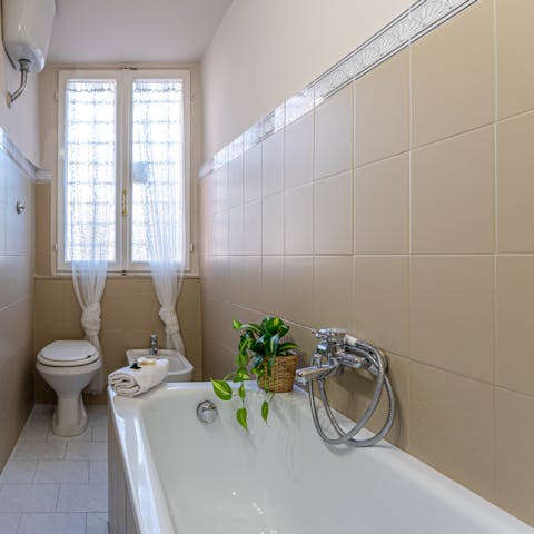 Tend to limbs sore from sightseeing in the apartment's bathtub