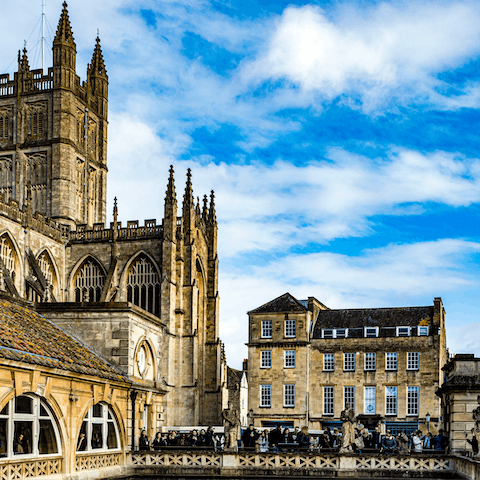 Stay just two minutes from Victoria Park and around a twenty-minute leafy stroll from Bath city centre