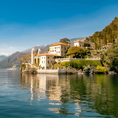 Explore the stunning Lake Como, just 1 hour away