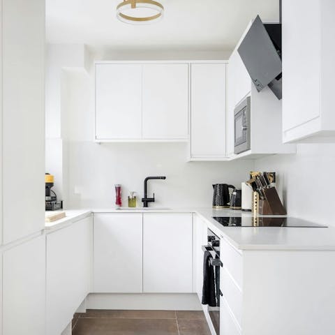 Cook in the modern kitchen or dine out on nearby Marylebone High Street