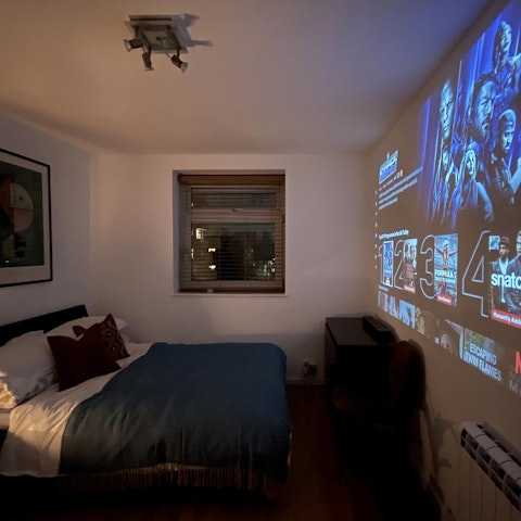 Turn on the projector and watch movies in bed