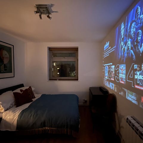 Turn on the projector and watch movies in bed