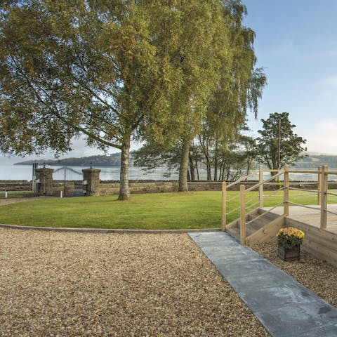 Open the cottage door to views of the Loch Lomond