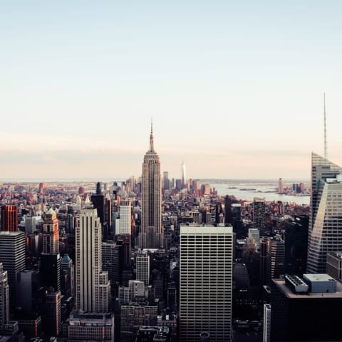 Discover all the attractions of New York – it's just over a ten-minute walk to the Nassau Avenue G Train station