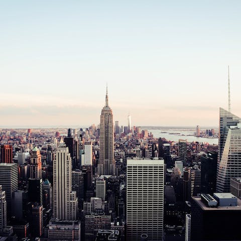 Discover all the attractions of New York – it's just over a ten-minute walk to the Nassau Avenue G Train station