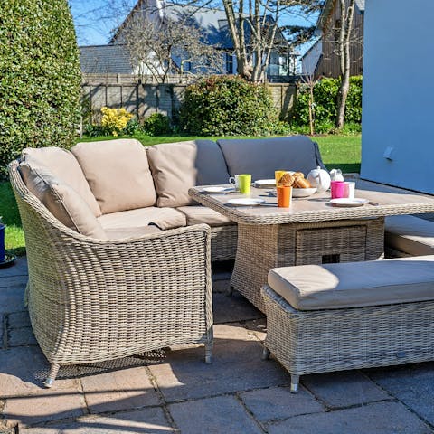 Fire up the barbecue or pizza oven and enjoy an alfresco meal