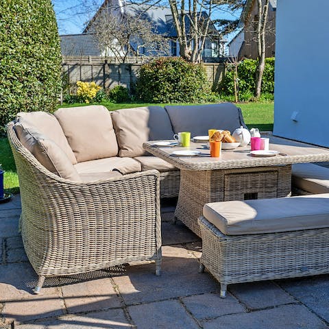 Fire up the barbecue or pizza oven and enjoy an alfresco meal