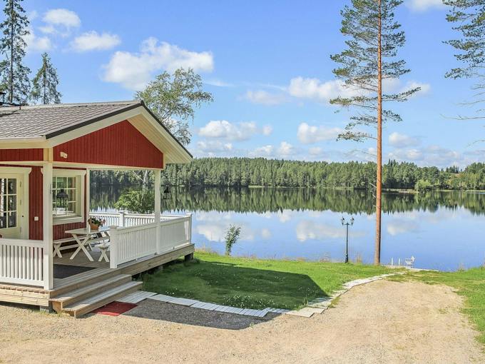 Bobbing Along In Maroon