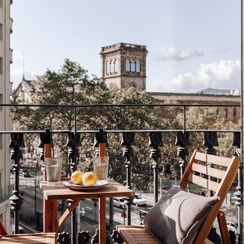Enjoy a refreshing pause with drinks on the balcony