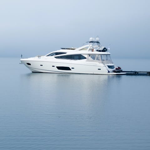 Let you host organise a yacht trip around Palmaria Island