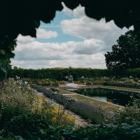 Take a scenic stroll in nearby Kensington Gardens