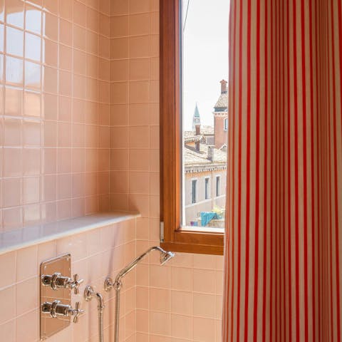 Admire Venice’s landmarks with your morning shower