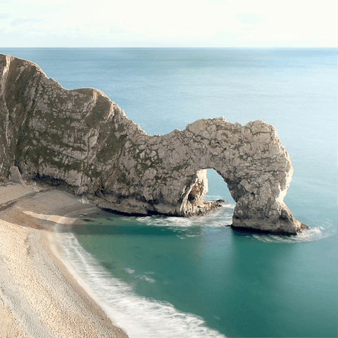 Explore the Jurassic Coast – Durdle Door’s fifteen minutes away