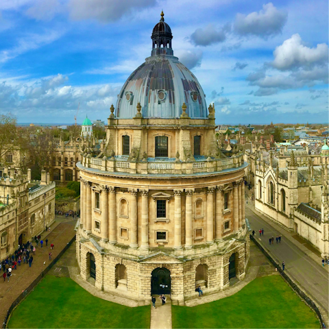 Reach the historic city of Oxford in twenty minutes by car