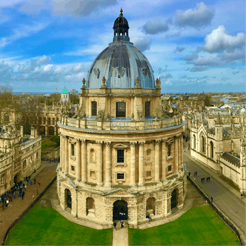 Reach the historic city of Oxford in twenty minutes by car