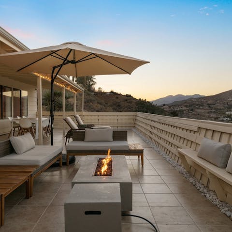 Light the fire pit and soak up awe-inspiring views of the Morongo Basin