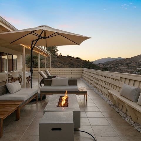Light the fire pit and soak up awe-inspiring views of the Morongo Basin