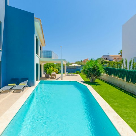 Play games in the thirteen-metre-long swimming pool