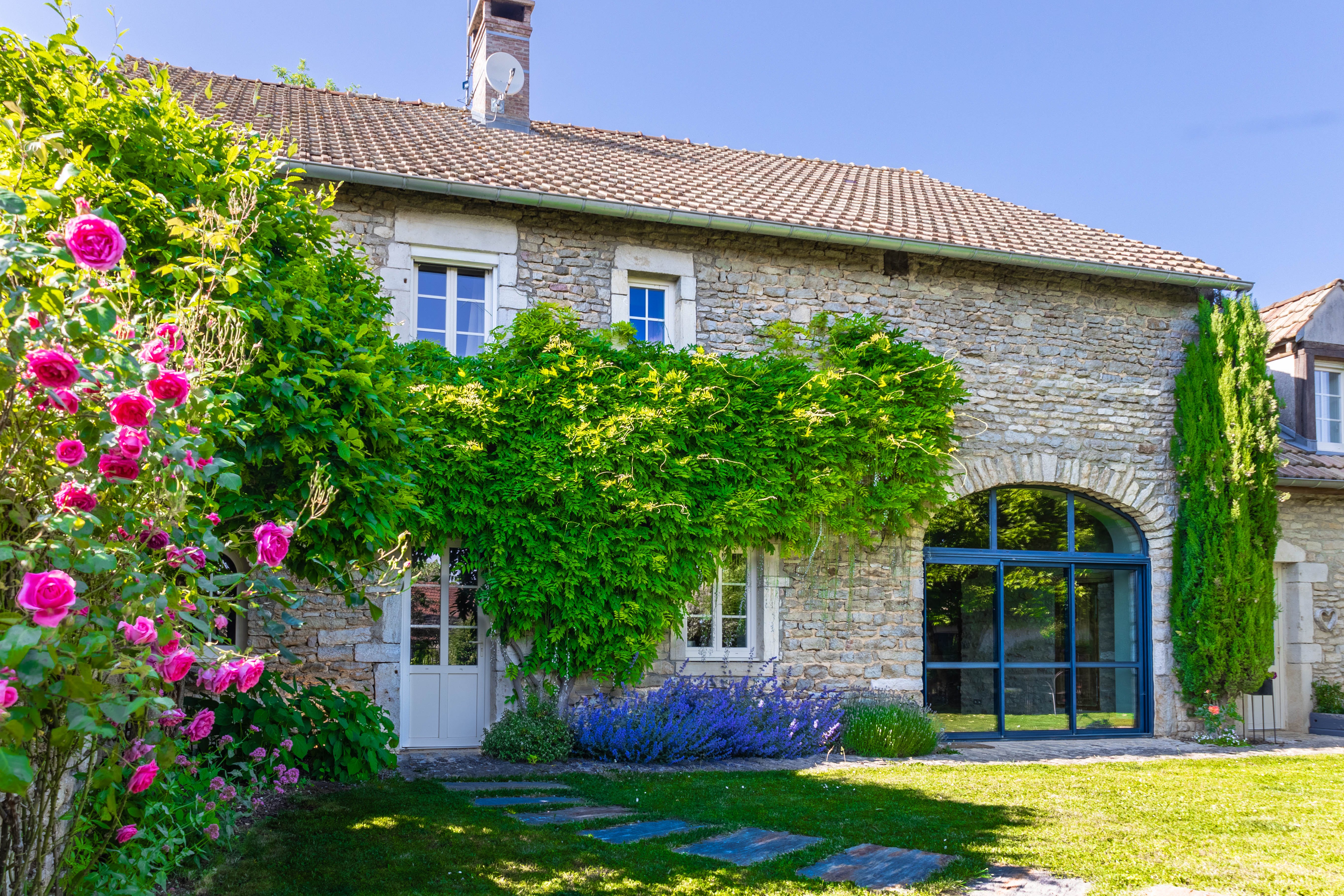 Jully-lès-Buxy Vacation Rentals & Homes - Bourgogne-Franche-Comté, France
