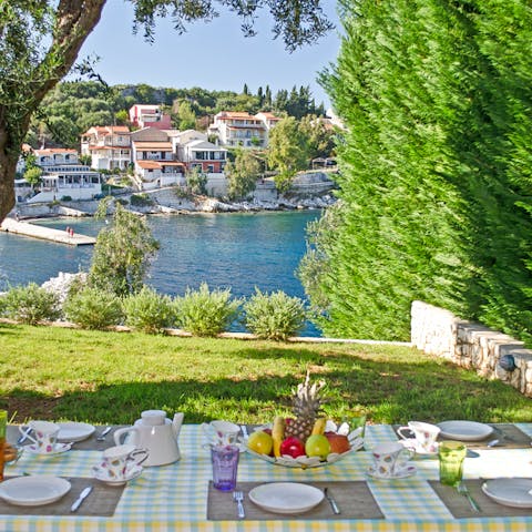 Listen to the waves lap the shore as you tuck into a tasty breakfast