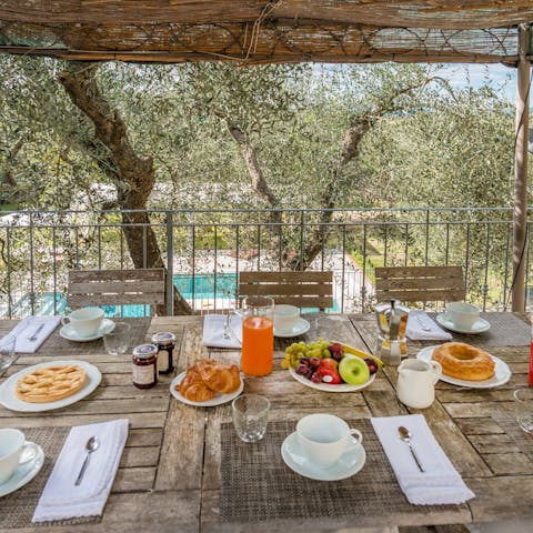 Enjoy an alfresco meal under the pergola