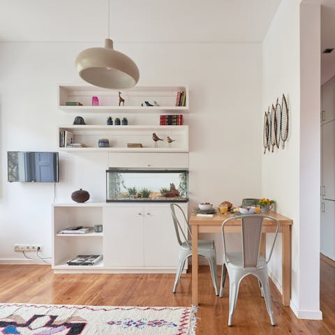 Start mornings with fresh coffee and pastéis de nata in the cosy dining nook