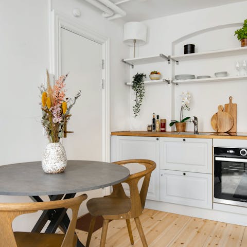 Get together for a tête-à-tête over breakfast