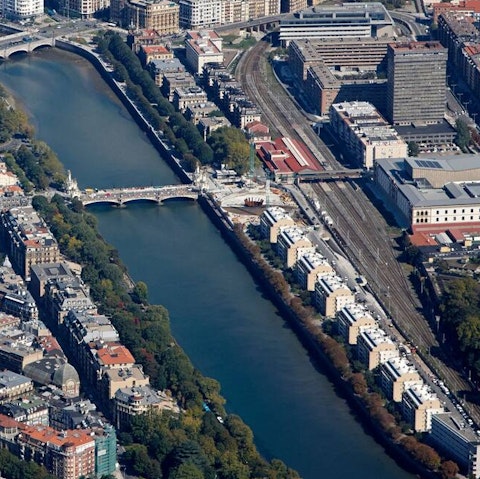 Go for a morning stroll along the Urumea river