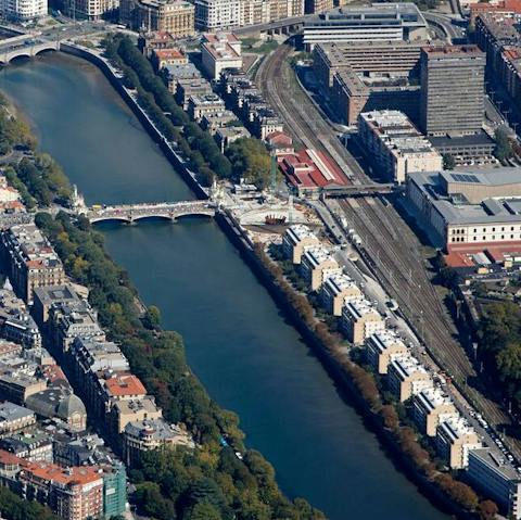 Go for a morning stroll along the Urumea river