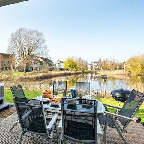 Pour some drinks by the lake or enjoy alfresco meals