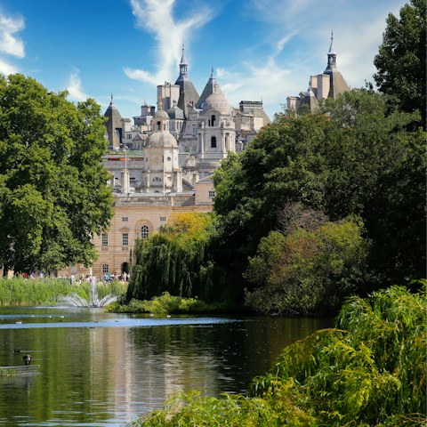 Explore picturesque Hyde Park – a five-minute stroll away