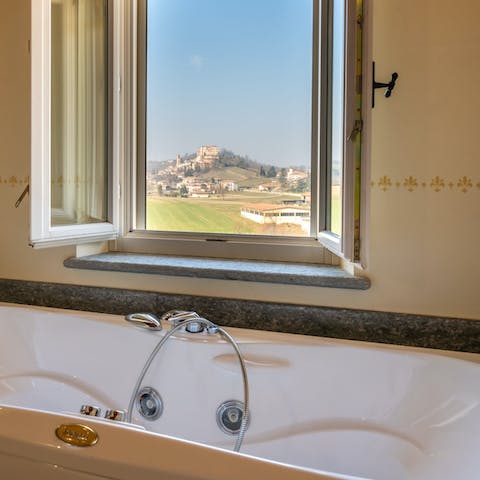 Take a relaxing bath with the spectacular view before you