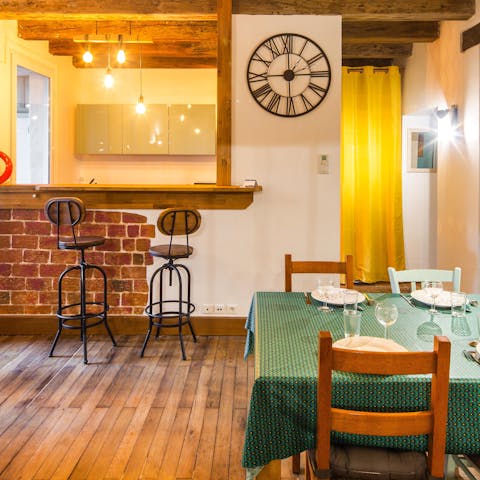 Tuck into family meals then enjoy a drink at the kitchen bar