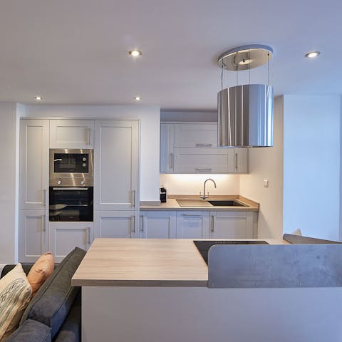 Cook up a fresh fish dinner in the sleek kitchen when you're not out sampling the local seafood restaurants