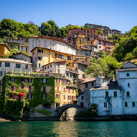 Discover the beauty of Lake Como, less than an hour's drive