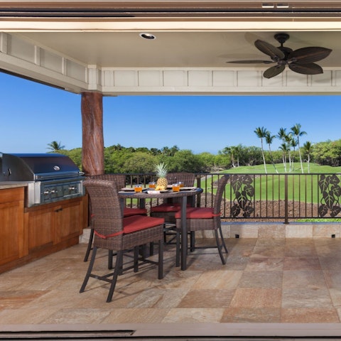 Share breakfast and barbecues on the scenic balcony