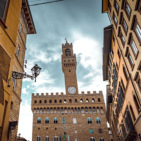 Enjoy gelato in Piazza della Signoria – it's only 50 metres away