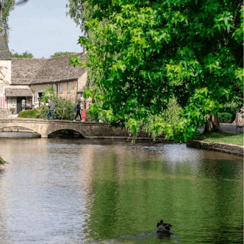 Stay moments from the River Windrush and iconic Cotswold villages