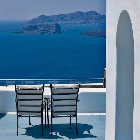 Start the day with a coffee on the balcony as you admire the ocean view