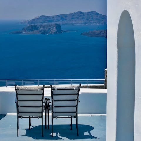 Start the day with a coffee on the balcony as you admire the ocean view